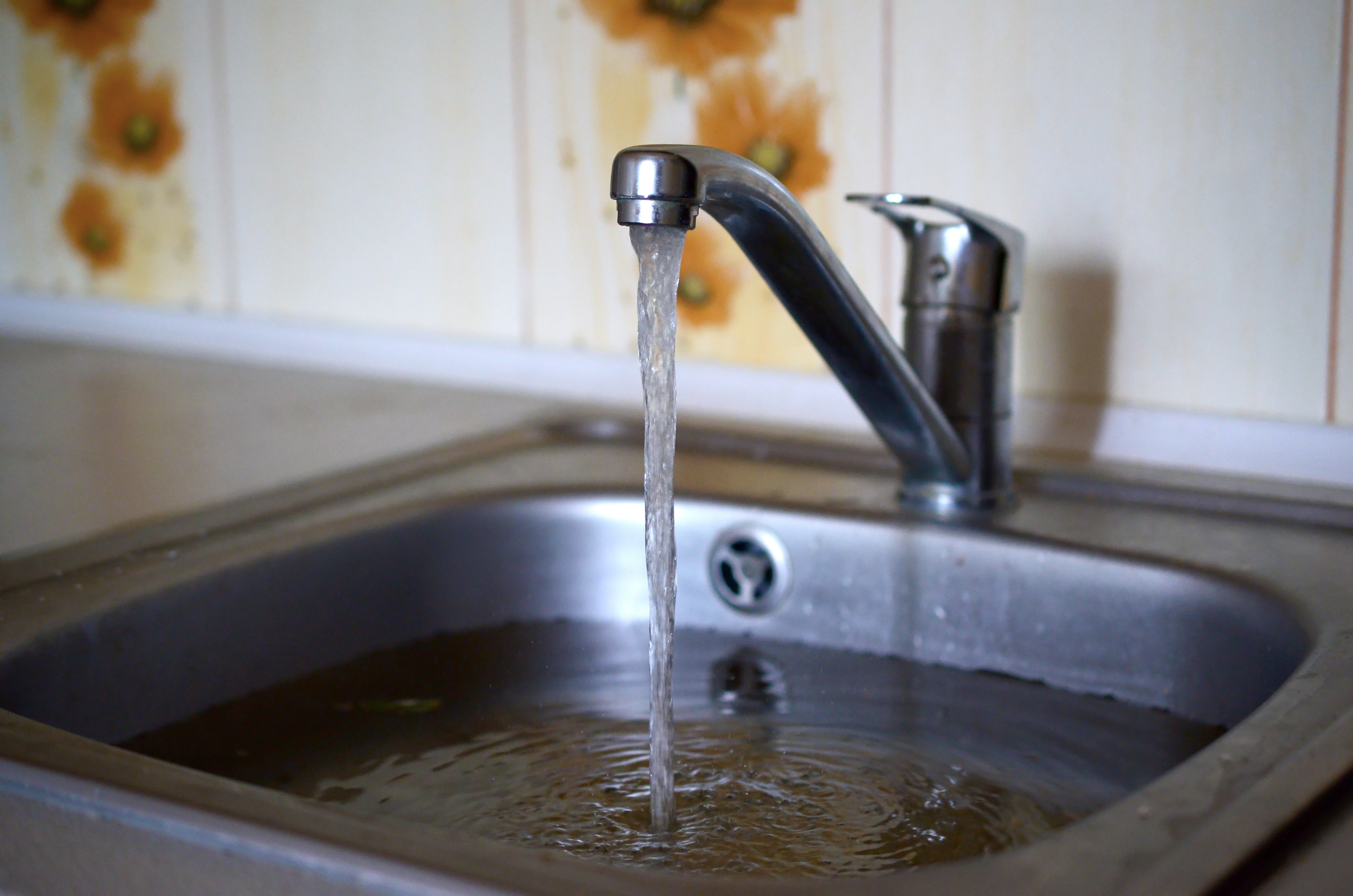 床下 蛇口 排水管から水漏れ キッチンの水道修理の方法は